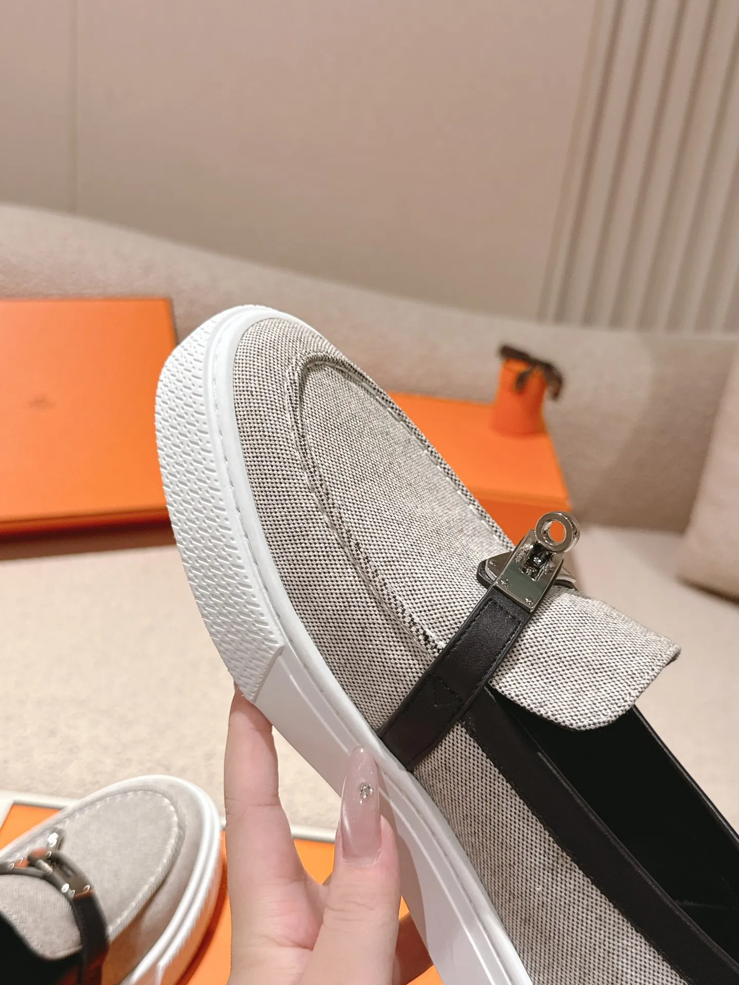 Men's shoes 💰640💰 Hermes# New Kelly buckle thick-soled loafers. Upper: cowhide/suede material. Lining: sheepskin lining. Outsole: exclusive molded outsole. Size: women's size 35-40, men's size 39-45 (female 41/male 46 customized, non-refundable)